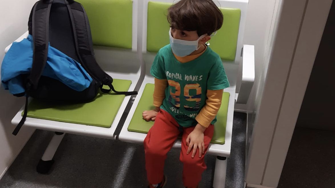 Český chlapec v Británii – 39 stupňů, kašel, těžké dýchání a žádný test na koronavirus